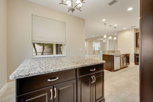Building Photo - 4 bedroom, 3.5 bathroom in desirable Trasona!