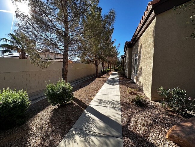 Building Photo - Fully Furnished 2 Bedroom 1 Story Condo