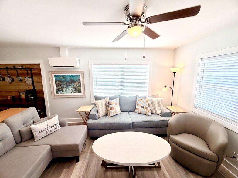 Building Photo - 216 La Paloma Pl