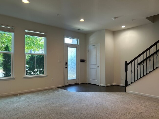 Building Photo - 4 level townhome in Westmoore ready for mo...