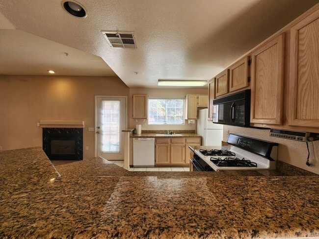 Building Photo - Fabulous First Floor Condo!