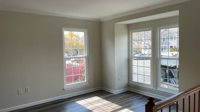 Building Photo - End Unit Townhouse in North Stafford