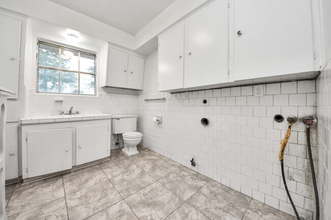 Building Photo - 5001 Glenhaven Dr