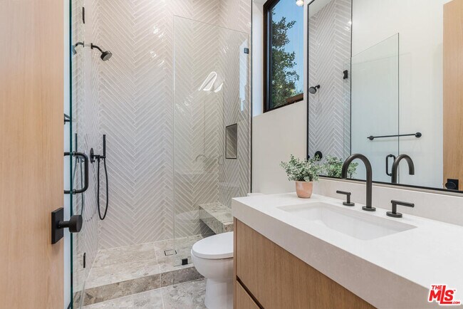 Building Photo - 5064 Encino Ave