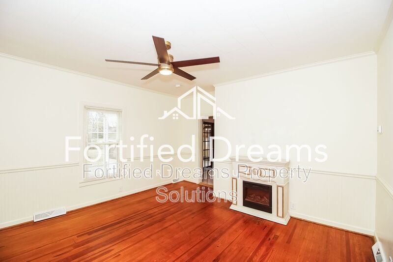 Building Photo - 309 E 11th St