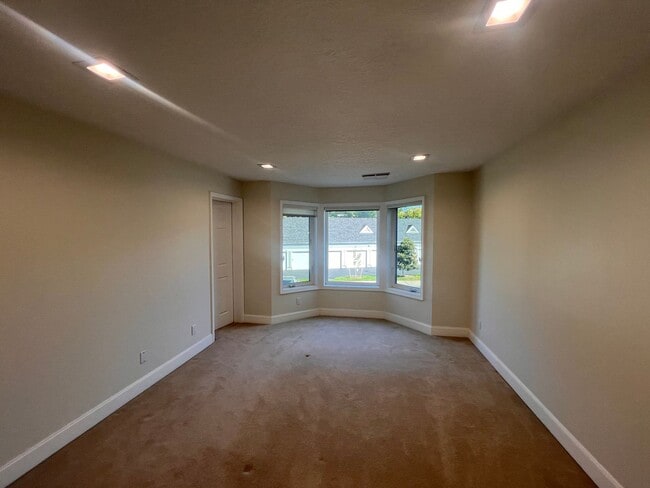 Building Photo - STUNNING 3 bed 2.5 bath Condo on the Colum...
