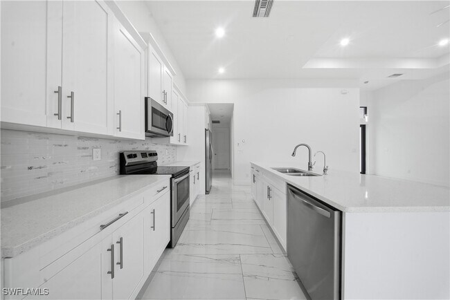 Building Photo - 1124 NE 35th Ln