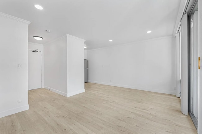 Building Photo - Walking distance to Wood side Plaza, Redwo...
