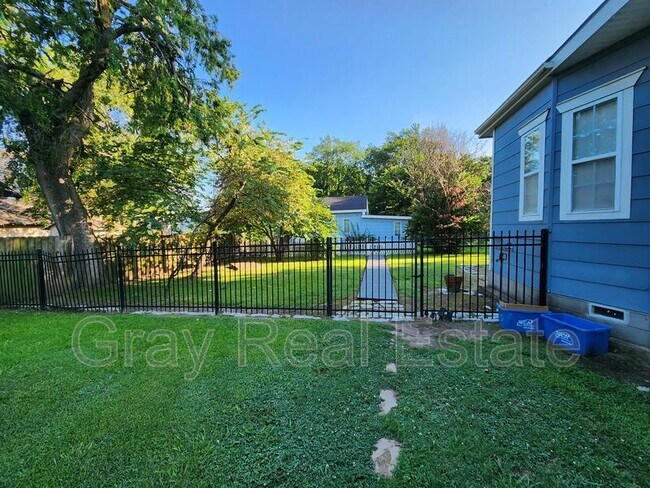 Primary Photo - 720 1/2 E 9th