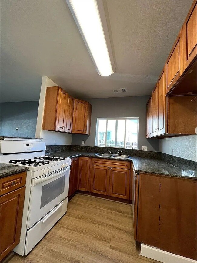 Building Photo - 3 Bedroom 1 1/2 Bath in Oak Park