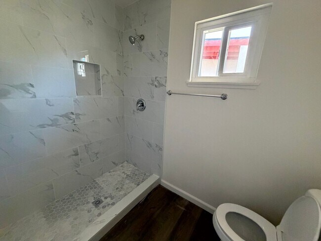 Building Photo - G43100E