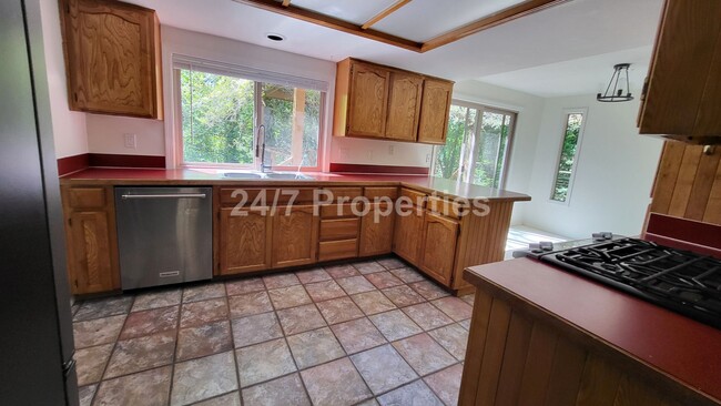 Building Photo - Stunning Home in Tranquil SW Neighborhood