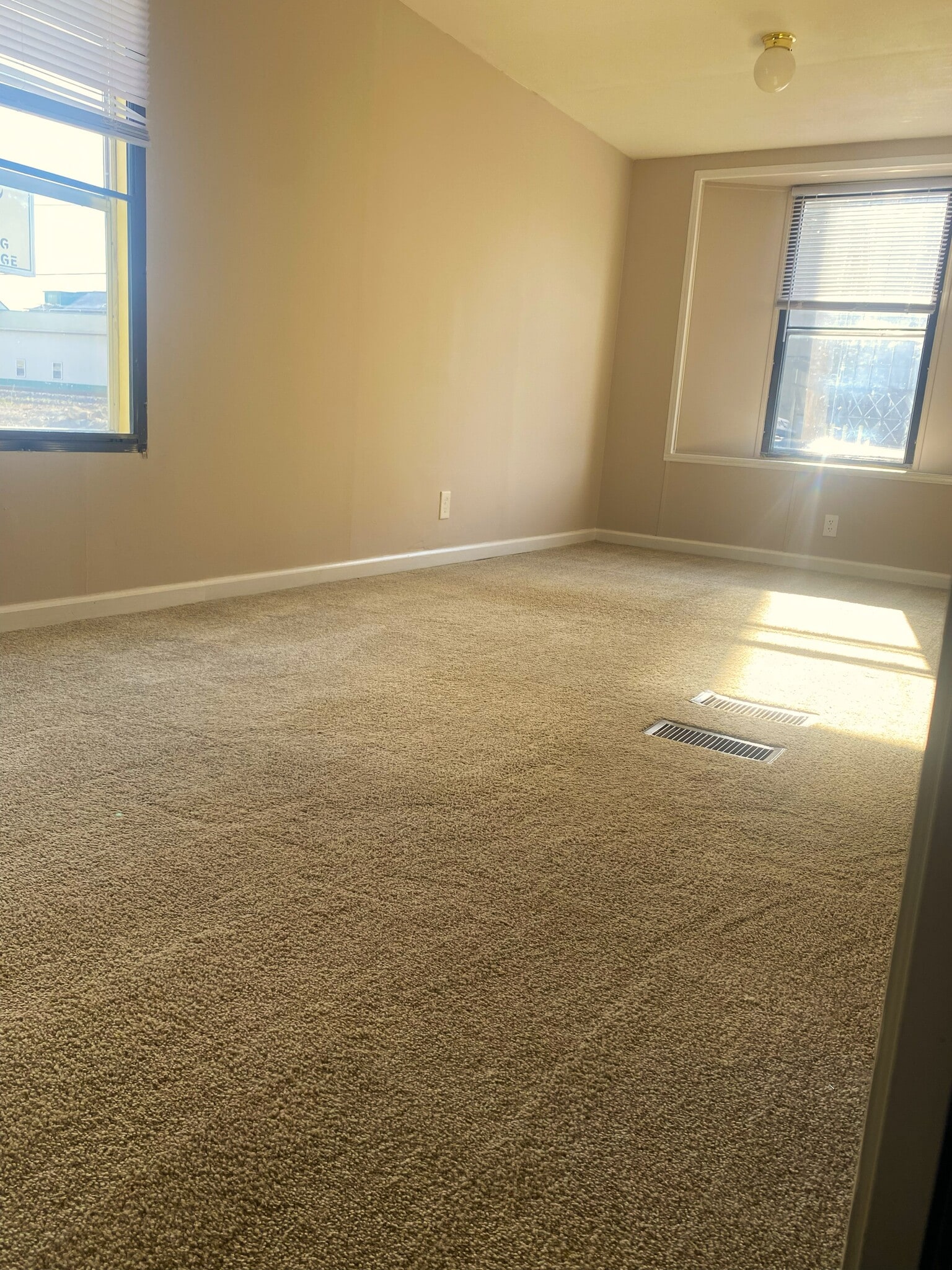 Building Photo - 39 1/2 Long St