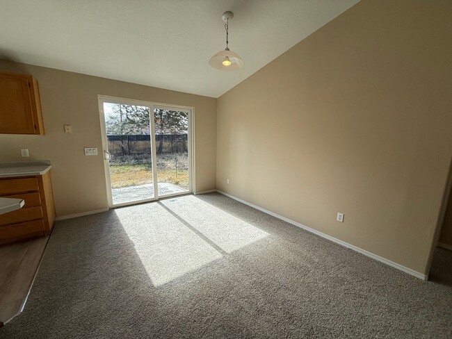 Building Photo - 3 Bed/2 Bath Single Level Home with Fenced Backyard