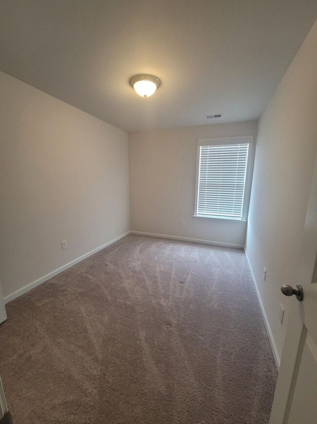 Building Photo - 3 Bed/ 2 full + 2 1/2 baths NEW Boiling Sp...