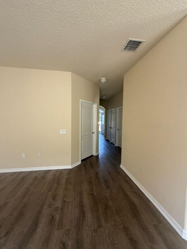Building Photo - Updated 3 bed 2.5 bath Townhome
