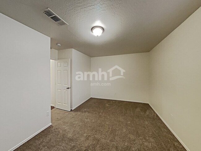 Building Photo - 2862 E Augusta Ave