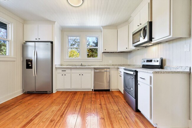 Building Photo - Great location