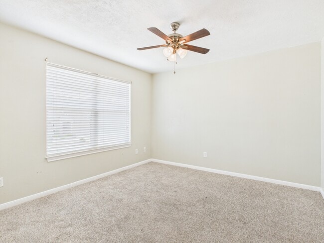 Building Photo - 1812 W Villa Maria Rd