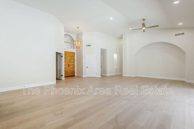 Building Photo - 1531 E Silverwood Dr