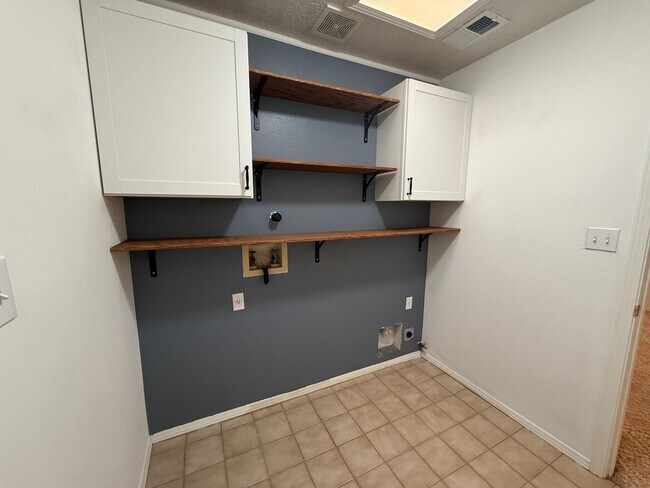 Building Photo - 3 Bed 2 Bath Amazing Views