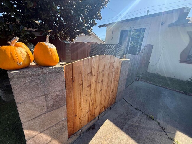 Building Photo - 1409 W Guava Ave