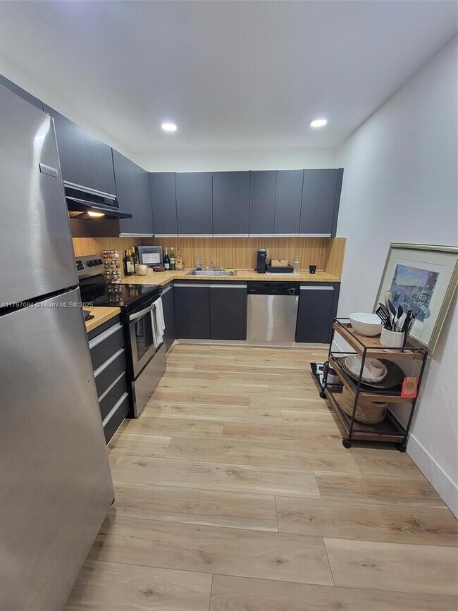 Building Photo - 2500 Parkview Dr