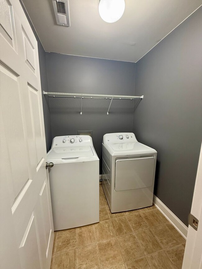 Building Photo - Two bedroom, 2.5 bath condo townhome in Bu...