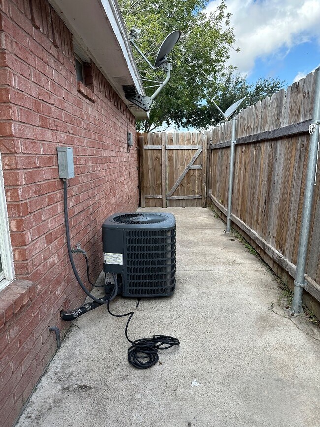 Building Photo - 2300 N Erica St