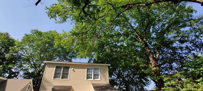 Building Photo - 3 bedroom home with covered porch and rear...