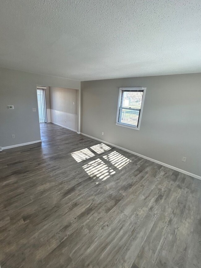 Building Photo - 7615 Walnut Ave