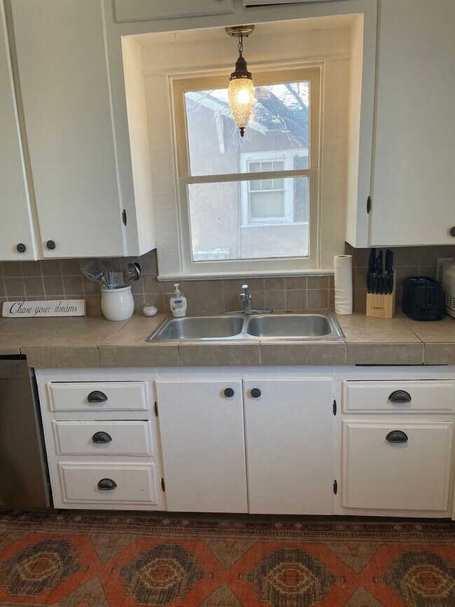 Building Photo - Cute Bungalow Style Home In the Historic District