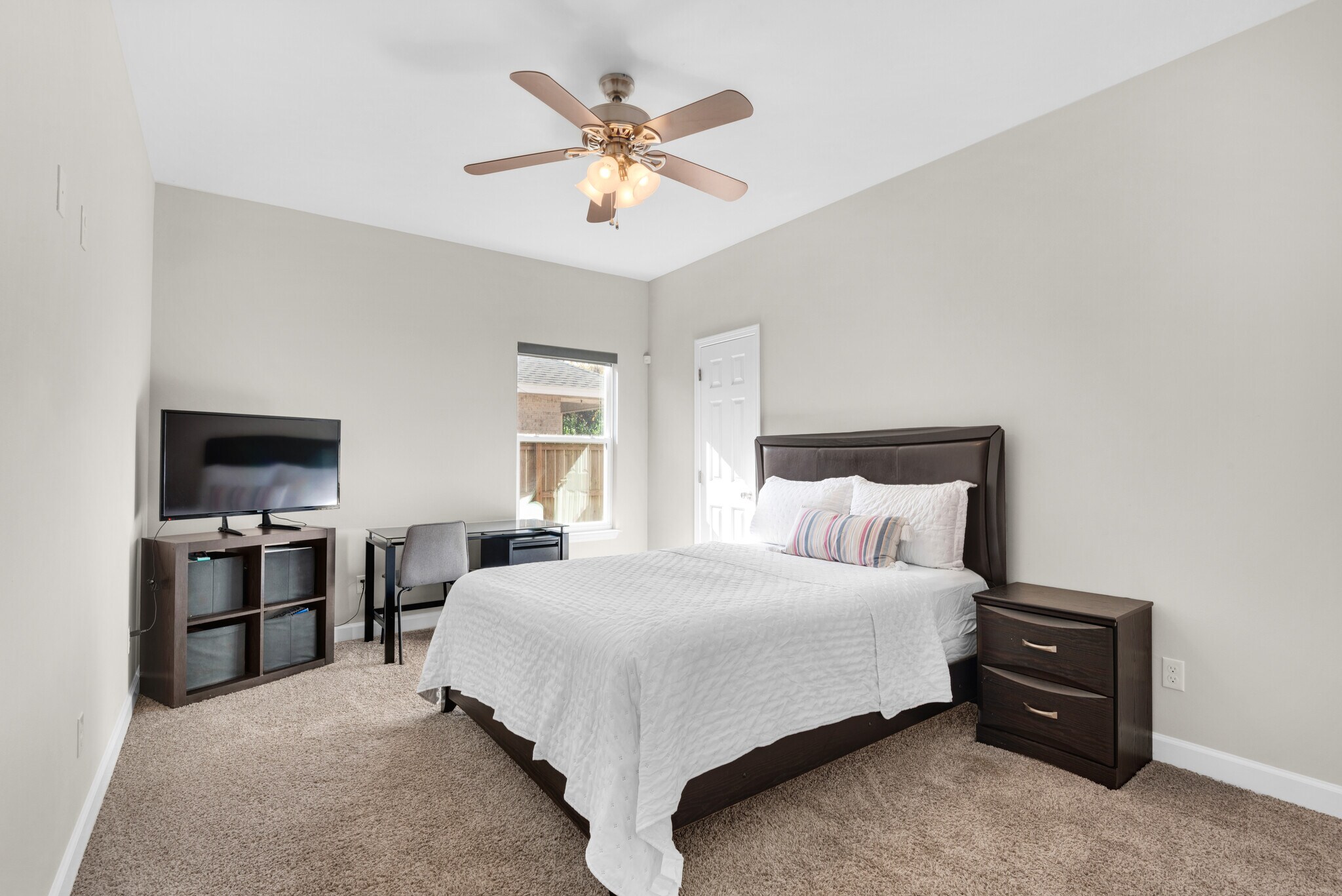 Second guest bedroom with cozy queen mattress, fresh linens, a TV, and space for remote work - 28 Snook Rd