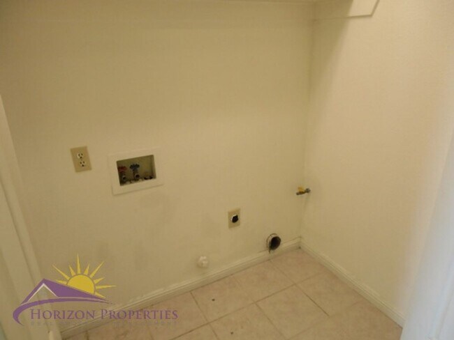 Building Photo - Spacious 3 Bed 2.5 Bath 1,959 Sq. Ft. Antelope Home