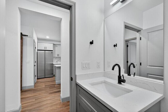 Building Photo - 2252 Fernwood St