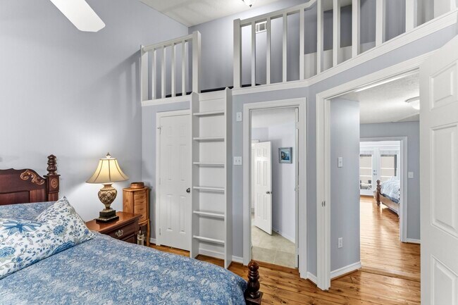 Building Photo - 1208 Lake View Dr