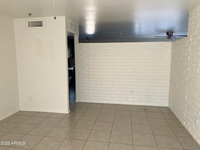 Building Photo - 1622 E Del Rio Dr