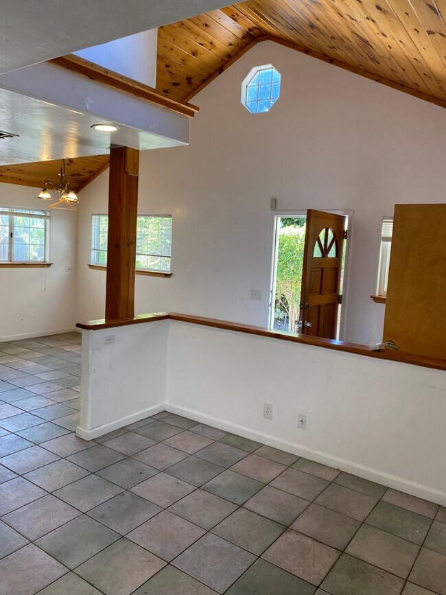 Building Photo - 6534 Del Playa Dr