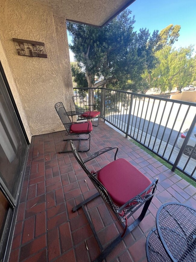 Building Photo - Huge 2 bed 2 bath condo.  2 balconies peek a boo ocean views