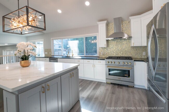 Building Photo - Spacious custom 4 bedroom home with pool and 2 car garage!