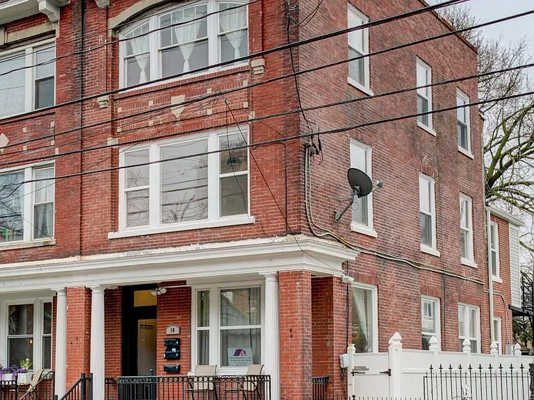 Building Photo - 10 E James St