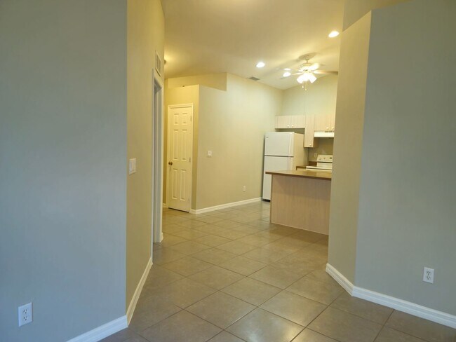 Building Photo - Cute 2 bedroom with a den 2 bathrooms and ...