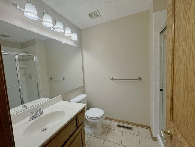 Building Photo - 2107 Queen Dr