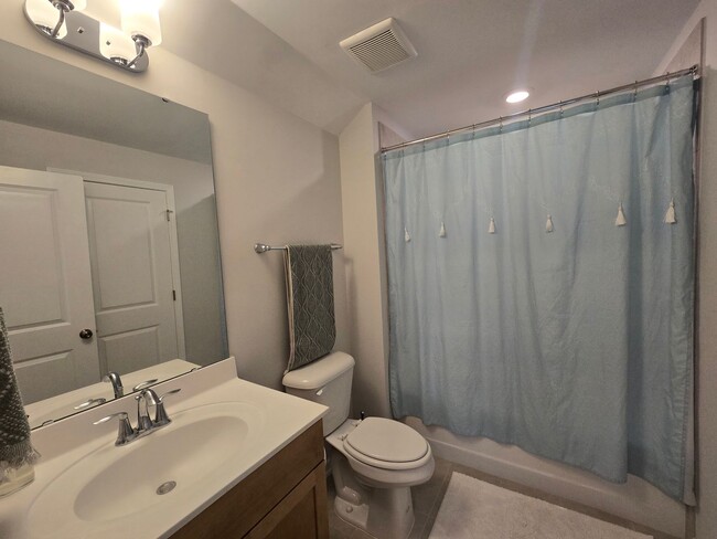 Building Photo - 5 Bedrooms! Stunning 5BR/4BA North Ridge P...
