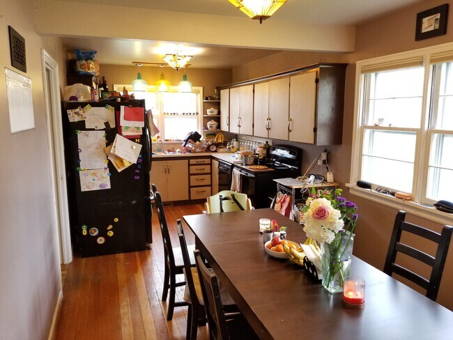 Building Photo - 411 W Arthur St