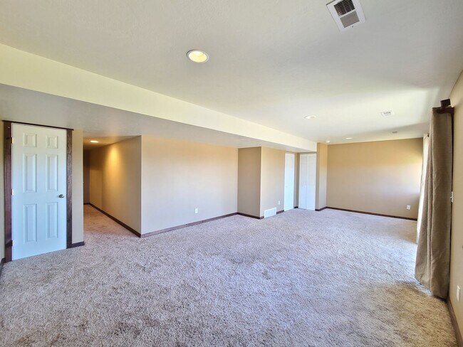 Building Photo - $2,200 -  3 Bed / 2.5 Bath Beautiful Spokane Valley House