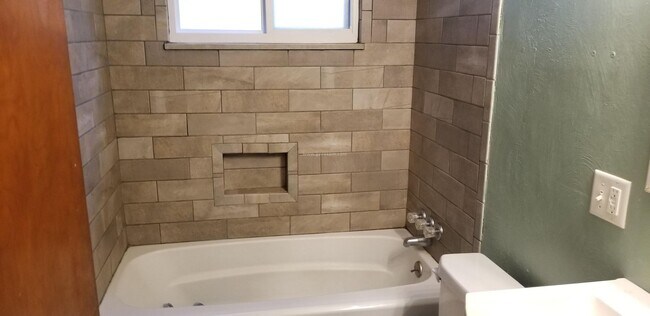 Building Photo - 3 bedroom house for rent in Blawnox