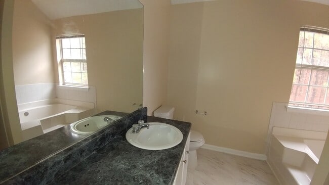 Building Photo - Great In-Law Suite Property - Master on Up...