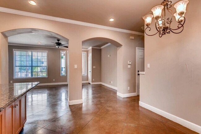 Building Photo - 906 Juniper St, Austin, Texas 78702