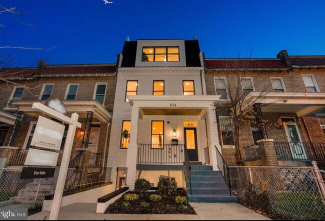 Building Photo - 614 Otis Pl NW